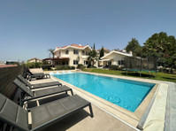 Exquisite 5-Bedroom Villa  located in the sought-after area… - Къщи
