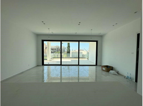 Fabulous new 2 bedroom 2 bathroom apartment in the sought… - 家