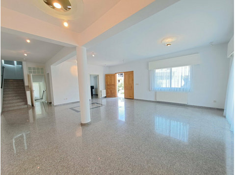 Five bedroom residence available unfurnished in a quiet… - منازل