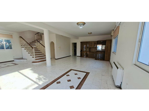 Four bedroom detached, unfurnished residence available in a… - Hus