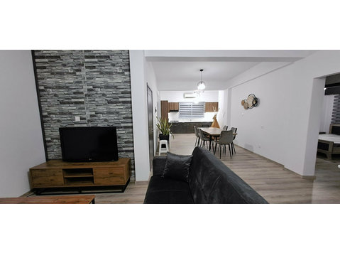 Fully renovated two bedroom ground floor furnished house… - Häuser