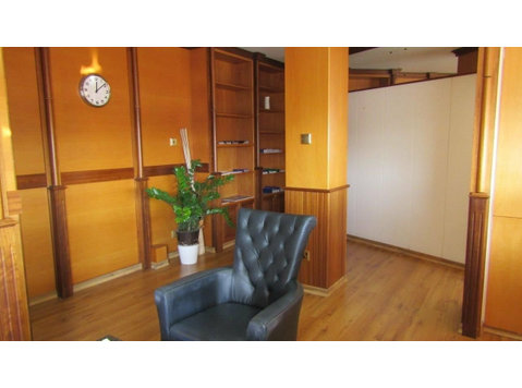 Furnished office space available near the Courthouse in… - Mājas