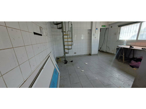 Ground floor and basement warehouse of 450m2 available in… - Maisons