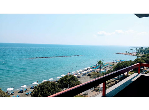 Ideal frontline luxury office space with direct sea view… - Kuće