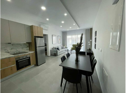 Indulge in luxury living in this modern 1-bedroom newly… - בתים