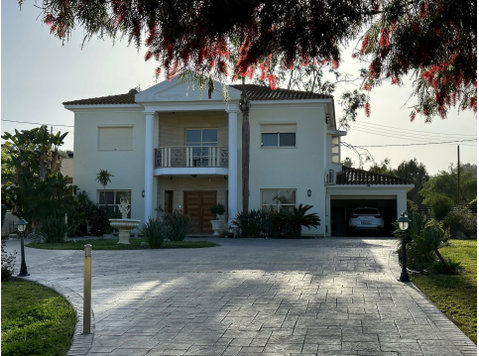 Indulge in the epitome of luxury with this 5-bedroom villa… - خانه ها