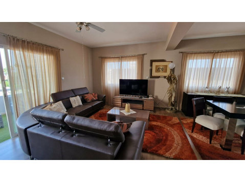 Located close to all amenities and public transport links,… - خانه ها