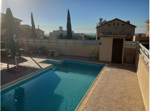 Lovely five bedroom villa in Ypsonas with swimming pool and… - Case