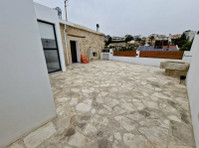 Luxury 2 bedrooms detached mesonette with big yard,… - Casas