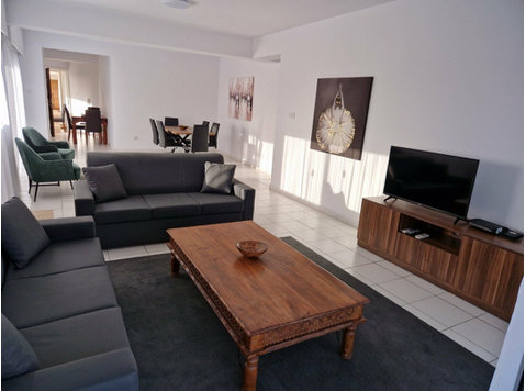 Luxury Three bedroom apartment fully renovated and fully… - Mājas