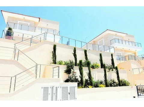 Luxury modern 5 - Bedroom villa, located in Agios Tychonas… - Case