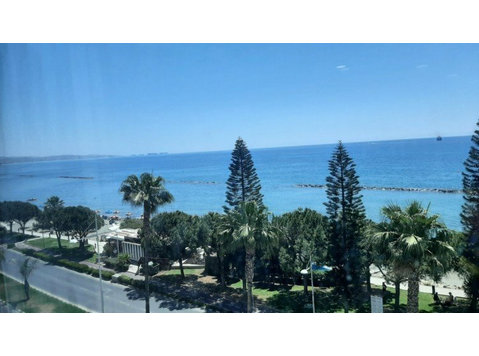 Luxury office space with direct sea view located in a… - בתים