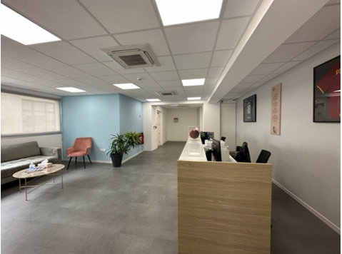Luxury offices Reception area with seating, 3 wc, server… - Hus
