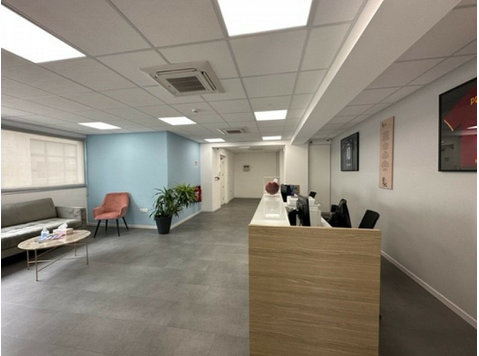 Luxury offices Reception area with seating, 3 wc, server… - Houses