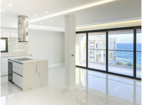 Luxury top floor sea view apartment, walking distance to… - Domy