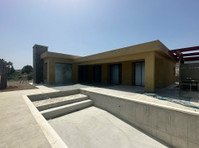 Modern Villa in Pareklisia, Quiet Location

Brand New -… - בתים