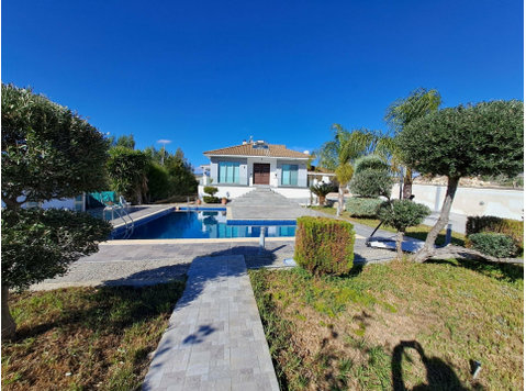 Modern and cozy four bedroom residence available in a quiet… - Σπίτια