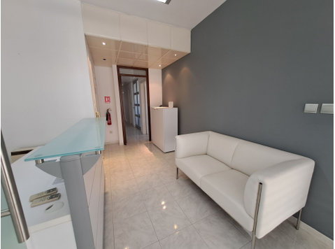 Modern office space available furnished in a renovated… - Nhà