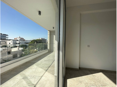 New bright top floor 2 bedroom and 2 bathroom apartment… - Hus