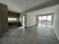 New bright top floor 2 bedroom and 2 bathroom apartment… - Maisons