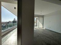 New bright top floor 2 bedroom and 2 bathroom apartment… - Kuće