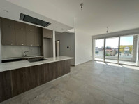 New bright top floor 2 bedroom and 2 bathroom apartment… - Häuser