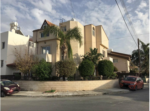 Nice detached 5 bedroom corner house, fully furnished with… - בתים