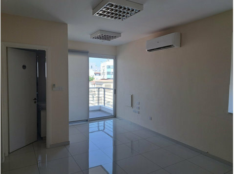 Nice office in Agia Zoni the best area in Limassol with… - Casas