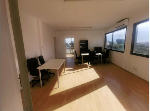 Nice office in Apostoloi Petrou &amp; Pavlou  area in… - Casas