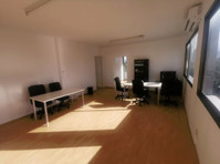 Nice office in Apostoloi Petrou &amp; Pavlou  area in… - Házak