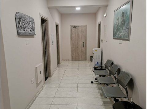 Office located in Agia Zoni  area in Limassol.
The office… - Casas