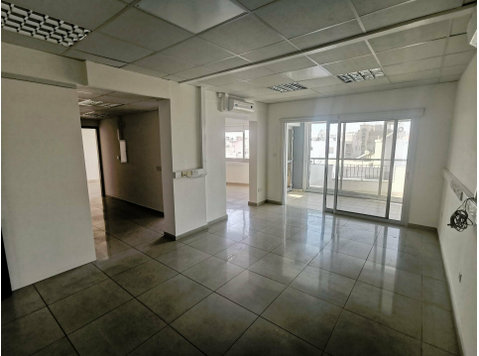 Office located in Mesa Geitonia area in Limassol with… - Nhà