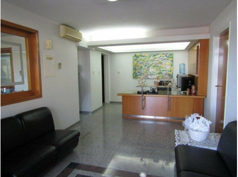 Office space available in a quiet area of Agios Georgios… - Casas