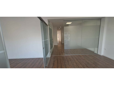 Office space available on a busy commercial road in… - Къщи