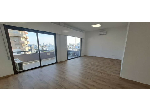 Office space available on a busy commercial road in… - Houses