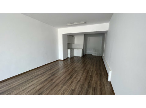 Recently fully renovated shop of 110sqm in a central road… - Mājas