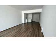 Recently fully renovated shop of 110sqm in a central road… - Maisons