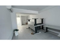 Recently fully renovated shop of 110sqm in a central road… - Domy