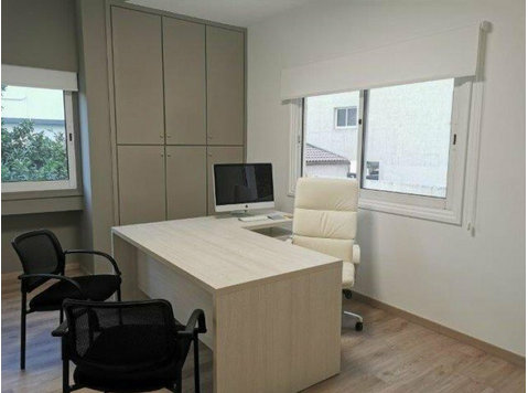 Service Office in Agia Zoni  area in Limassol with covered… - Nhà