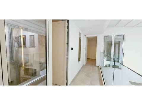 Small modern office building available in the heart of… - خانه ها