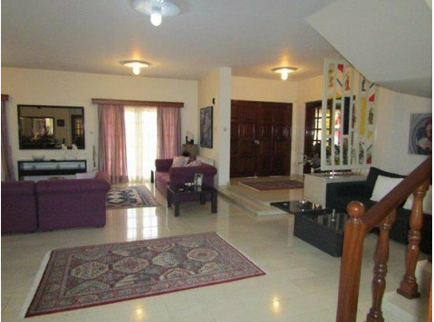 Spacious 4 bedroom house with easy access to the highway… - Majad