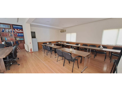 Spacious and fully furnished office space available in the… - Case