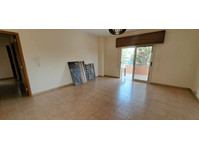 Spacious three bedroom apartment available unfurnished in a… - בתים