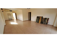 Spacious three bedroom apartment available unfurnished in a… - 家
