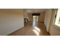 Spacious three bedroom apartment available unfurnished in a… - בתים