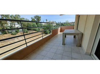 Spacious three bedroom apartment available unfurnished in a… - Maisons
