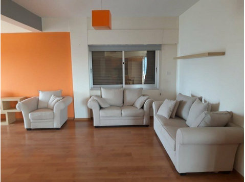 Spacious three-bedroom apartment located just minutes from… - Casas