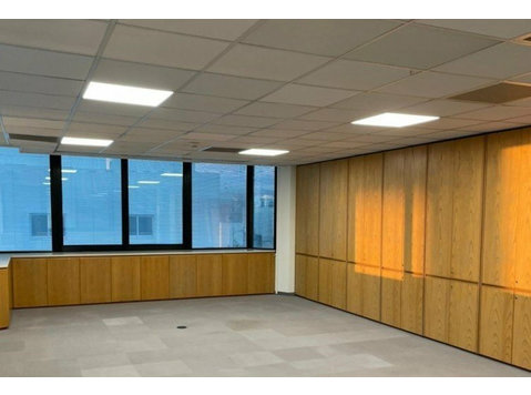 The Office space is set around a central atrium, providing… - Házak