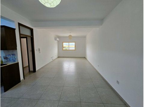 The apartment is located in the Ypsonas area of Limassol… - Casas