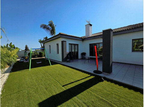 The house is located in the Ypsonas area of Limassol.
There… - Häuser